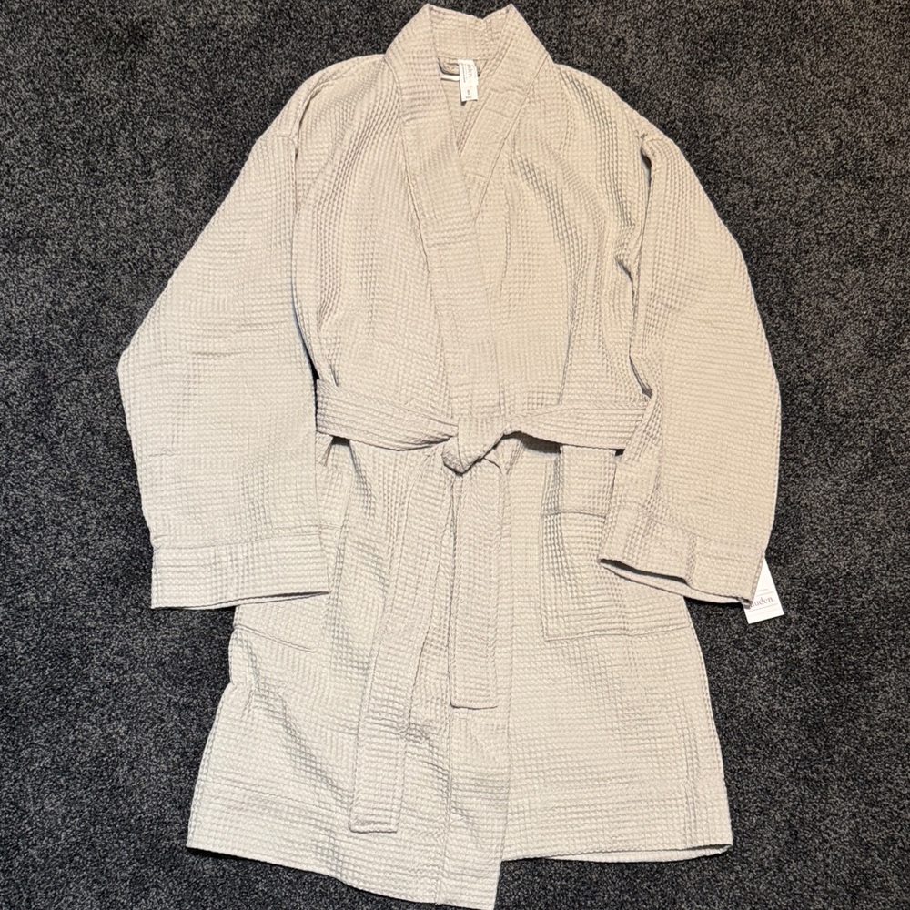 Auden Women’s Light grey waffle knit robe. NWT - size XS/S
